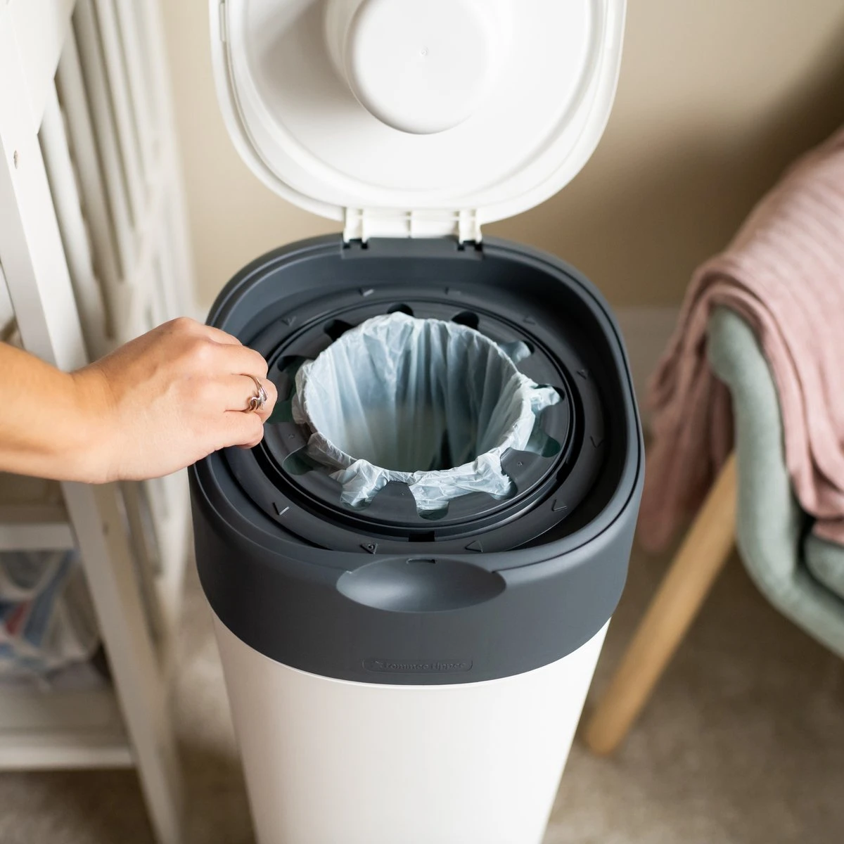 Tommee Tippee Twist & Click XL-luieremmer - Voor Maximaal 60 Luiers - Milieuvriendelijker Systeem - 1 Navulcassette - Duurzaam Geproduceerde Antibacteriële GREENFILM 8 Tommee Tippee Twist & Click XL-luieremmer - Voor Maximaal 60 Luiers - Milieuvriendelijker Systeem - 1 Navulcassette - Duurzaam Geproduceerde Antibacteriële GREENFILM - Afbeelding 7