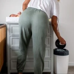 Tommee Tippee Simplee Sangenic Luieremmer, Milieuvriendelijker Systeem, Inclusief 1 Navulcassette Met Duurzaam Geproduceerde Antibacteriële GREENFILM, Grijs -Winkel Voor Babyverzorgingsproducten 1200x1200 1353