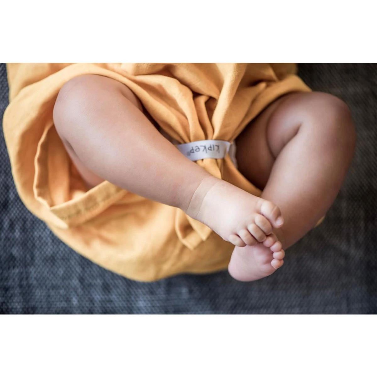 KipKep Blenker Hydrofiele Badcape - Maat 100x70cm - Little Bees Geel 7 KipKep Blenker Hydrofiele Badcape - Maat 100x70cm - Little Bees Geel - Afbeelding 5