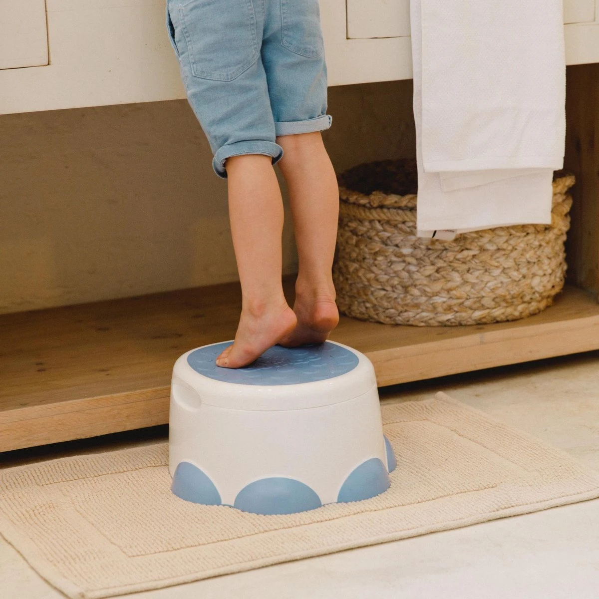 Bumbo Step 'n Potty Powder Blue -Toilet Trainer- Brilverkleiner Met Opstapje -Toilet Bril Zitje - 3 In 1 WC Potje - WC Verkleiner - WC Zindelijkheids Training Voor Jongens/Meisjes - Urinoirs Voor Kind/Peuter Van 2 Tot 7 Jaar - Wit Met Blauw 8 Bumbo Step 'n Potty Powder Blue -Toilet Trainer- Brilverkleiner Met Opstapje -Toilet Bril Zitje - 3 In 1 WC Potje - WC Verkleiner - WC Zindelijkheids Training Voor Jongens/Meisjes - Urinoirs Voor Kind/Peuter Van 2 Tot 7 Jaar - Wit Met Blauw - Afbeelding 6
