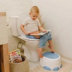 Bumbo - Step 'n Potty Hemlock Green -Toilet Trainer- Brilverkleiner Met Opstapje -Toilet Bril Zitje - 3 In 1 WC Potje -WC Zindelijkheids Training Voor Jongens/Meisjes - Urinoirs Voor Kind/Peuter Van 2 Tot 7 Jaar - Wit Met Groen -Winkel Voor Babyverzorgingsproducten 1200x1200 1631