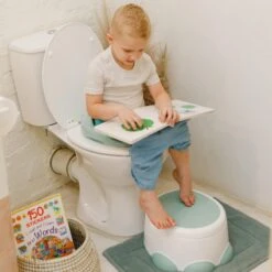 Bumbo - Step 'n Potty Hemlock Green -Toilet Trainer- Brilverkleiner Met Opstapje -Toilet Bril Zitje - 3 In 1 WC Potje -WC Zindelijkheids Training Voor Jongens/Meisjes - Urinoirs Voor Kind/Peuter Van 2 Tot 7 Jaar - Wit Met Groen -Winkel Voor Babyverzorgingsproducten 1200x1200 1632
