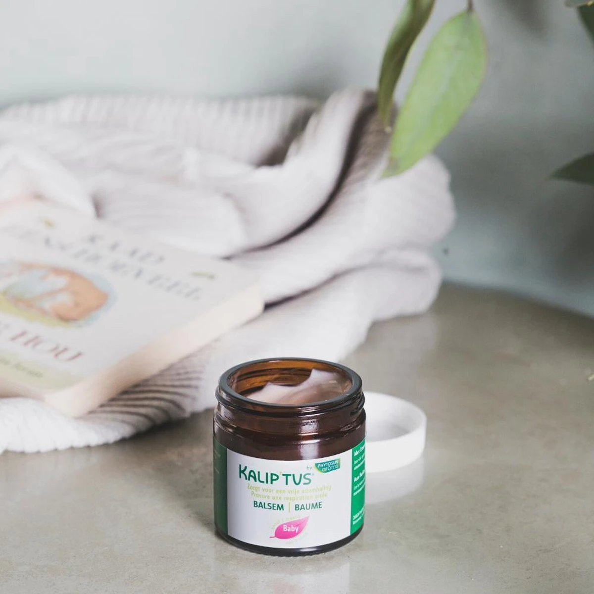 Kalip’tus Baby Balsem Met Essentiële Olie – Vrije Ademhaling 50ml 6 Kalip’tus Baby Balsem Met Essentiële Olie – Vrije Ademhaling 50ml - Afbeelding 4