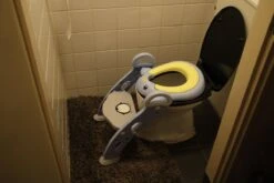 Universeel Toilet Training Met Trapje - Blauw - Opvouwbaar WC Bril Verkleiner Met Handvaten En Opstapje - Zindelijkheid Training - Toilet Bril Zitje - Zacht Rubber Afneembaar En Wasbaar Zitje - Urinoirs Voor Peuters Leeftijd: 2 Tot 7 Jaar -Winkel Voor Babyverzorgingsproducten 1200x800 163