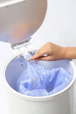 DiaperPail - Clear White - Luieremmer Met Speciale Luiersluis - Werkt Met Normale Vuilniszakken - Luxe Luieremmer - Geen Speciale Cassettes - Geen Geurtjes - Makkelijk Schoon Te Maken - Is Gemaakt Van Aluminium -Winkel Voor Babyverzorgingsproducten 799x1200 13