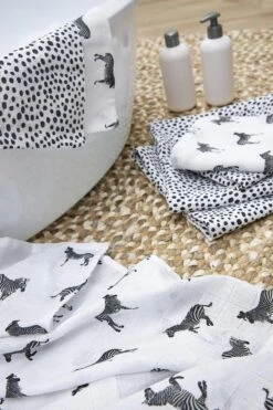 Meyco Zebra Animal Starterset - 9-pack - Hydrofiel - Black 8 Meyco Zebra Animal Starterset - 9-pack - Hydrofiel - Black -Winkel Voor Babyverzorgingsproducten 800x1200 53