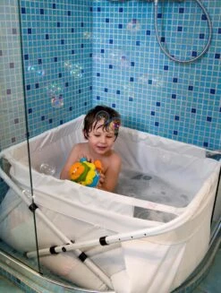 BiBaBad Verstelbaar Wit 70-90 Cm, Badzak Met Knoopsluiting. Maak Van Je Douche Een Kinderbad. Dit Opvouwbaar Bad Kun Je In Lengte Breedte En Hoogte Aanpassen Zodat Je Optimaal Gebruik Kunt Maken Van Je Doucheruimte. 9 BiBaBad Verstelbaar Wit 70-90 Cm, Badzak Met Knoopsluiting. Maak Van Je Douche Een Kinderbad. Dit Opvouwbaar Bad Kun Je In Lengte Breedte En Hoogte Aanpassen Zodat Je Optimaal Gebruik Kunt Maken Van Je Doucheruimte. -Winkel Voor Babyverzorgingsproducten 906x1200